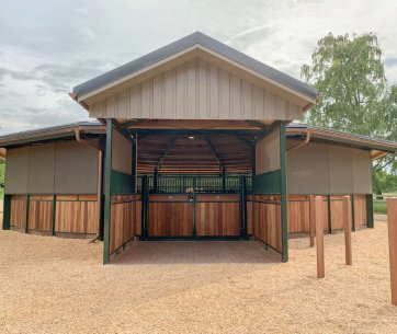 Longierhalle mit großem Vordach