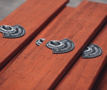 Planches en bois de bambou de haute qualité avec logo Röwer & Rüb. Conseils pour l’entretien et le traitement du bambou pour un équipement d’écurie durable