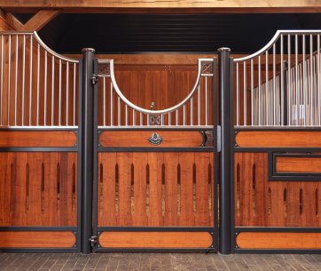 Box pour chevaux moderne par Röwer & Rüb avec grilles en acier inoxydable et remplissage en bois de bambou. L’entretien de l’inox garantit une surface brillante et durable