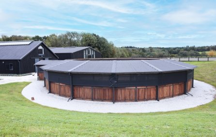 Extension marcheur circulaire avec toiture du pas dans une installation équestre moderne