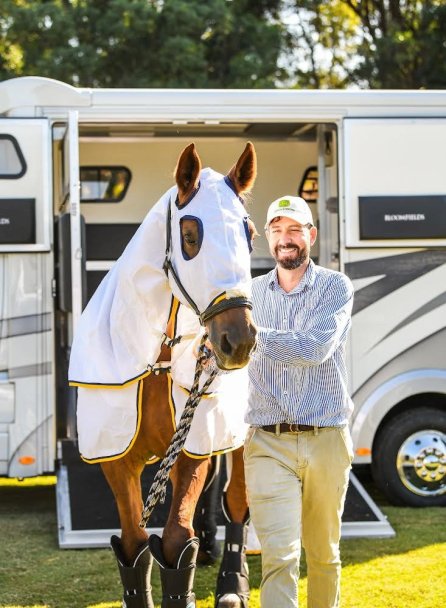 Mathew avec son cheval sous le soleil australien