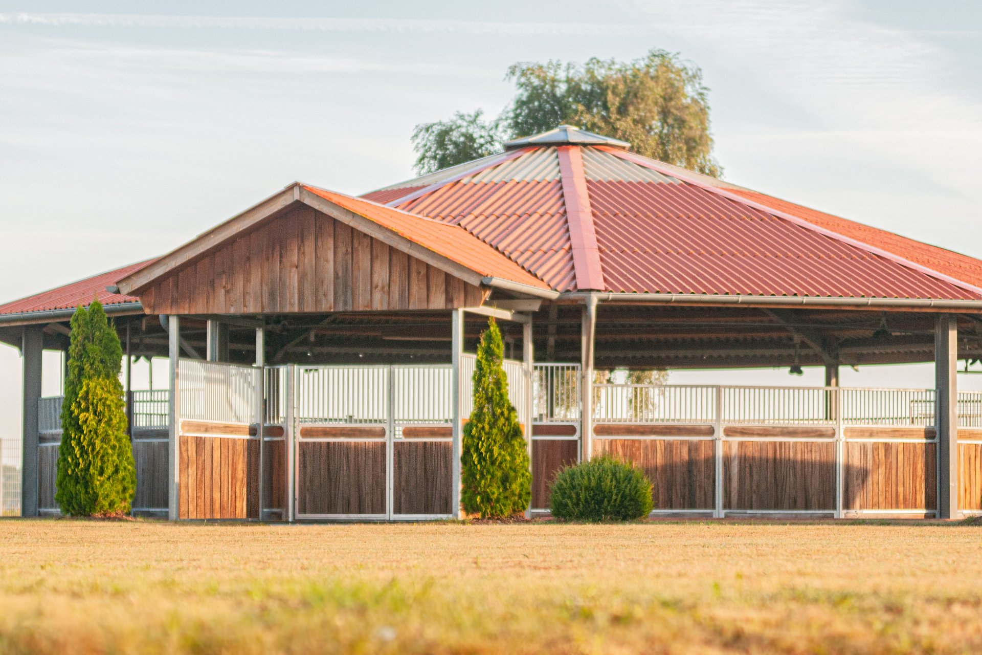 Rundhalle mit Führanlage im Außengelände