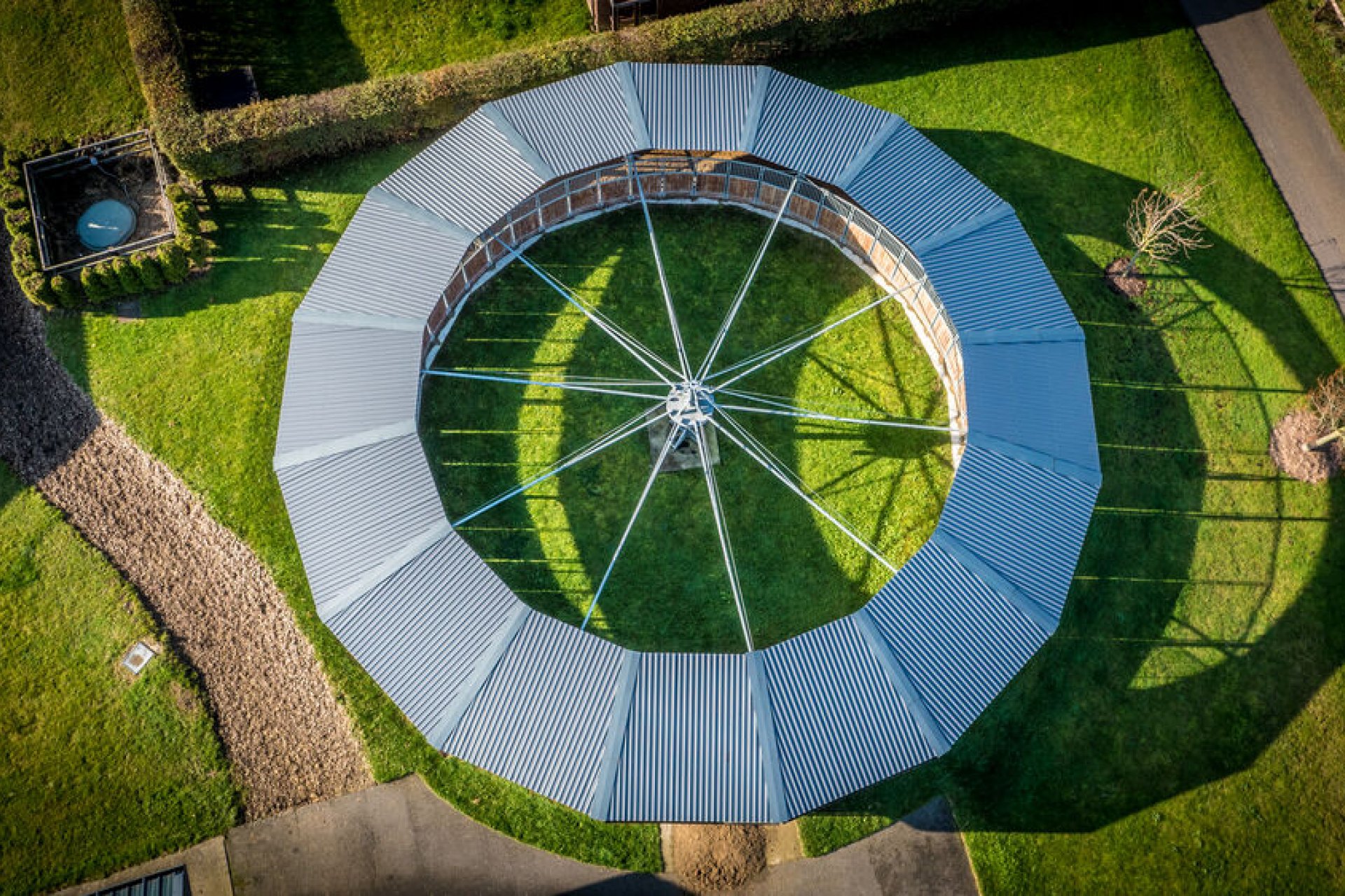 Ansicht einer runden Fuehranlage mit Hufschlagueberdachung von oben