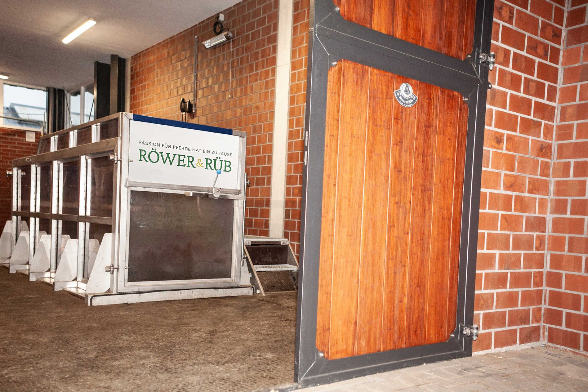 Aquatrainer pour chevaux en arrière-plan devant une porte ouverte