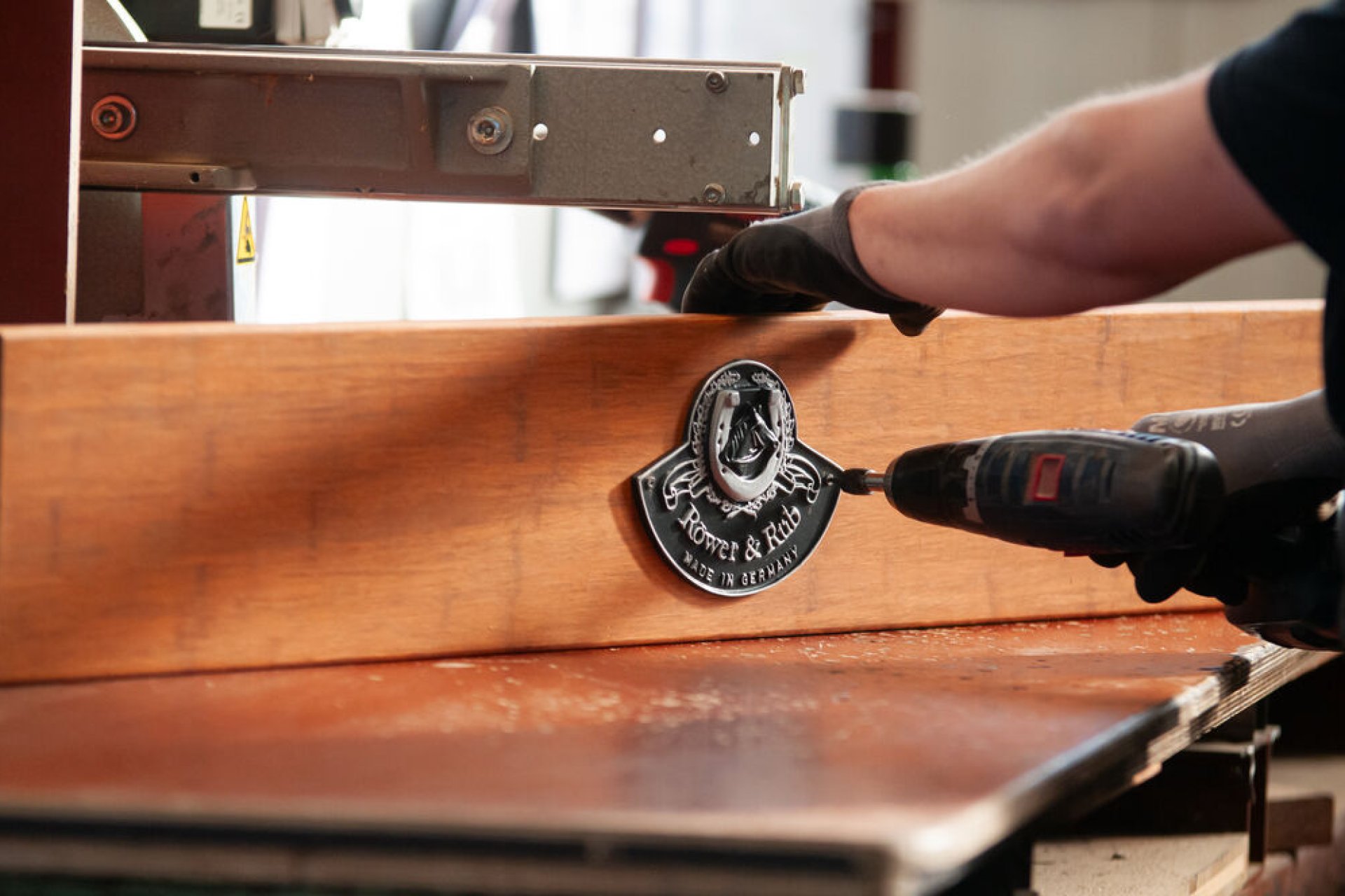 Carrière Fabrication l'emblème est vissé sur un madrier en bambou