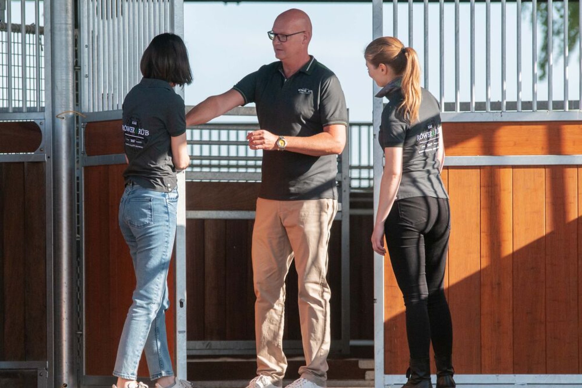 Carrière dans la production les produits sont expliqués à une équipe