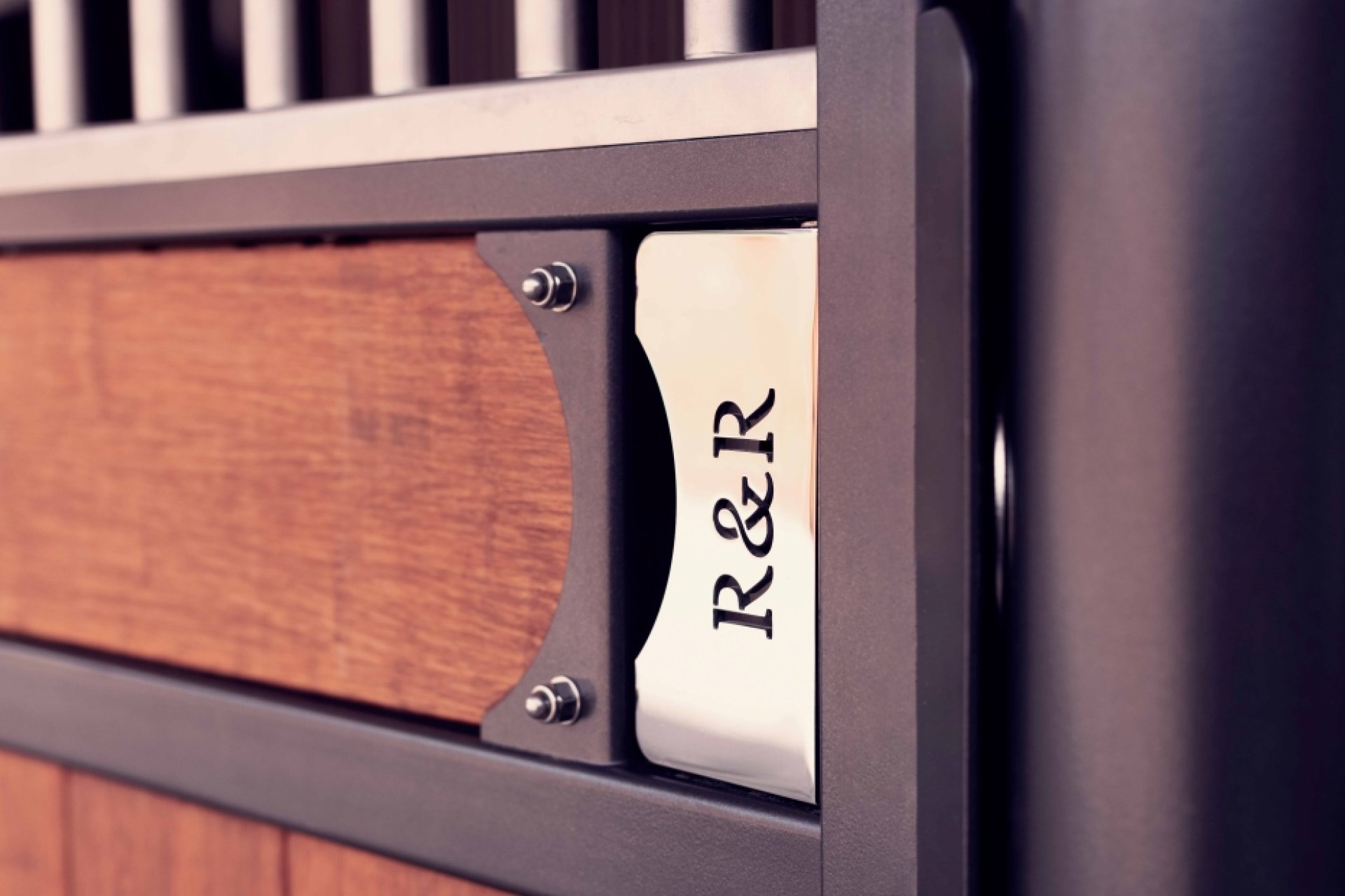 Nahaufnahme der langlebigen Pferdebox mit vielen Details und exklusivem Griff mit R&R Logo