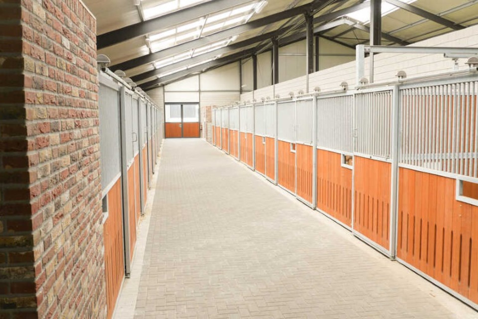 Ansicht einer Stallgasse mit Pferdeboxen Modell Verden