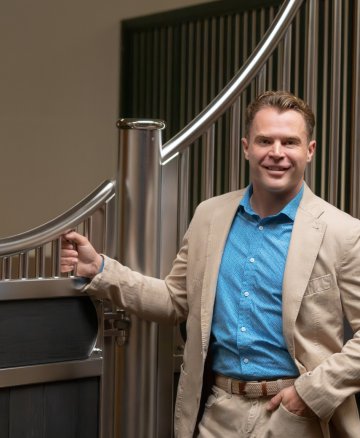 Jeremy LeBlanc Sales Manager von Röwer & Rüb USA steht vor einer Pferdebox