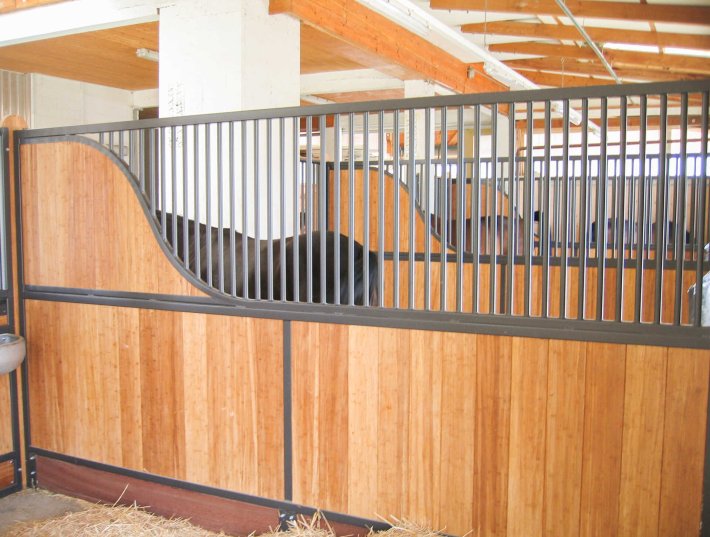 Röwer & Rüb Trennwände pulverbeschichtet mit geschwungener Sichtblende für ein ruhige Fütterung im Pferdestall
